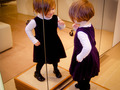 Dzieci zaczynają mieć samoświadomość, czyli rozpoznawać siebie w lustrze, około drugiego roku życia. Fot. Jeffrey Zeldman, źródło: https://www.flickr.com 
